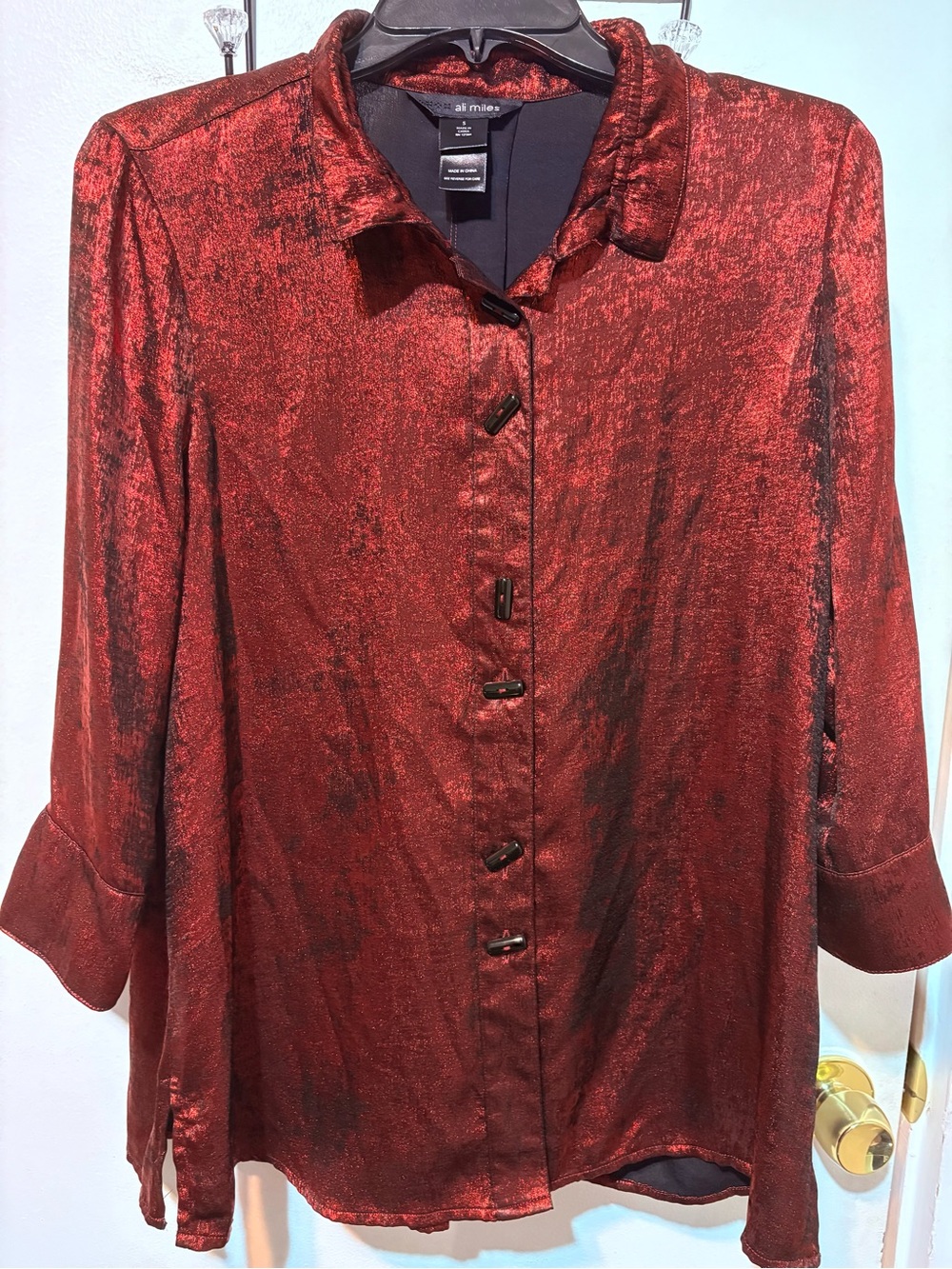 Ali Miles NWOT Elegant Metalic Ruby Red Button-Front Tunic.3/4 sleeves. PTP 21”